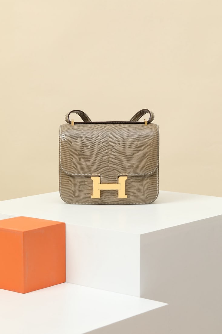 Hermes: We offer FREE SHIPPING for both domestic and international clients who bid over $500. Model: CJ19 Code: CJ190570 Color: 17 Hemp Rope Gray Dimensions: Length 19cm x Depth 15cm x Width 5cm Material: Liz