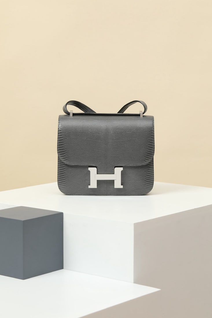 Hermes: We offer FREE SHIPPING for both domestic and international clients who bid over $500. Model: CJ19 Code: CJ190570 Color: 85 Marble Grey Dimensions: 19cm (L) x 15cm (D) x 5cm (W) Material: Lizard Skin