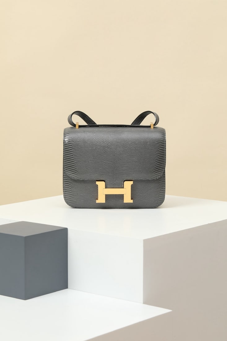 Hermes: We offer FREE SHIPPING for both domestic and international clients who bid over $500. Model: CJ19 Code: CJ190570 Color: 85 Marble Grey Dimensions: 19cm (L) x 15cm (D) x 5cm (W) Material: Lizard Skin