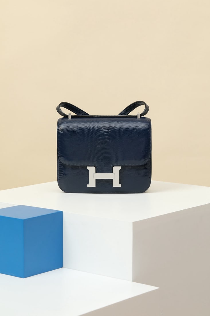 Hermes: We offer FREE SHIPPING for both domestic and international clients who bid over $500. Model: CJ19 Code: CJ190570 Color: 78 Sapphire Blue Dimensions: Length 19cm x Depth 15cm x Width 5cm Material: