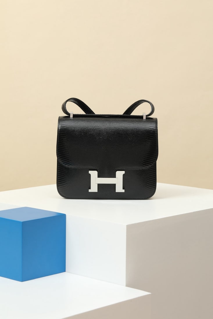 Hermes: We offer FREE SHIPPING for both domestic and international clients who bid over $500. Model: CJ19 Code: CJ190570 Color: Black (89) Dimensions: Length 19cm x Depth 15cm x Width 5cm Material: Lizard