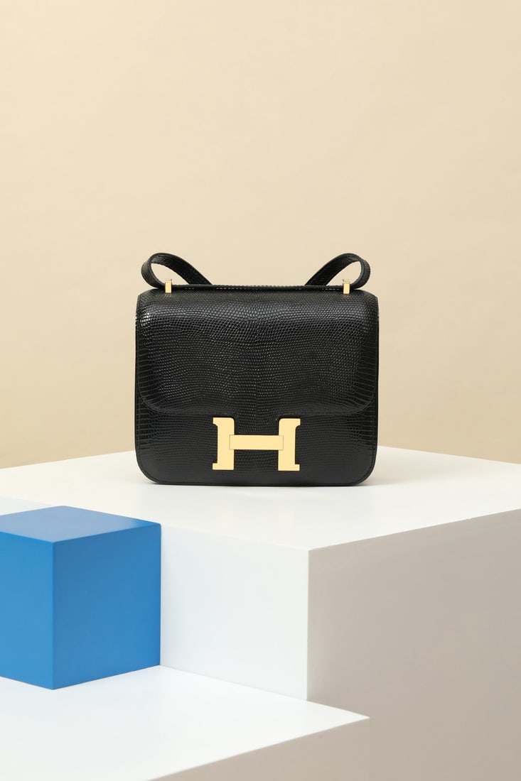 Hermes: We offer FREE SHIPPING for both domestic and international clients who bid over $500. Model: CJ19 Code: CJ190570 Color: Black (89) Dimensions: Length 19cm x Depth 15cm x Width 5cm Material: Lizard