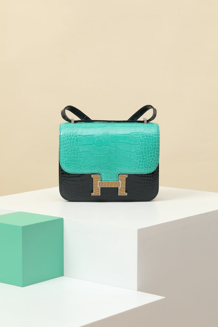 Hermes: We offer FREE SHIPPING for both domestic and international clients who bid over $500. Model: CJ19 Code: CJ1901800 Color: 06 Imperial Green/V0 Rousseau Green/1I Nude Sand Dimensions: Length 19cm x Dept