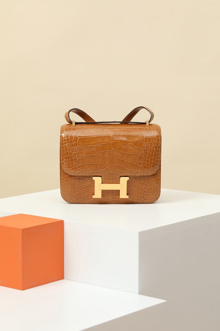 Hermes: We offer FREE SHIPPING for both domestic and international clients who bid over $500. Model: CJ19 Code: CJ1901500 Color: 24 Tobacco Dimensions: Length 19cm x Depth 15cm x Width 5cm Material: Glossy