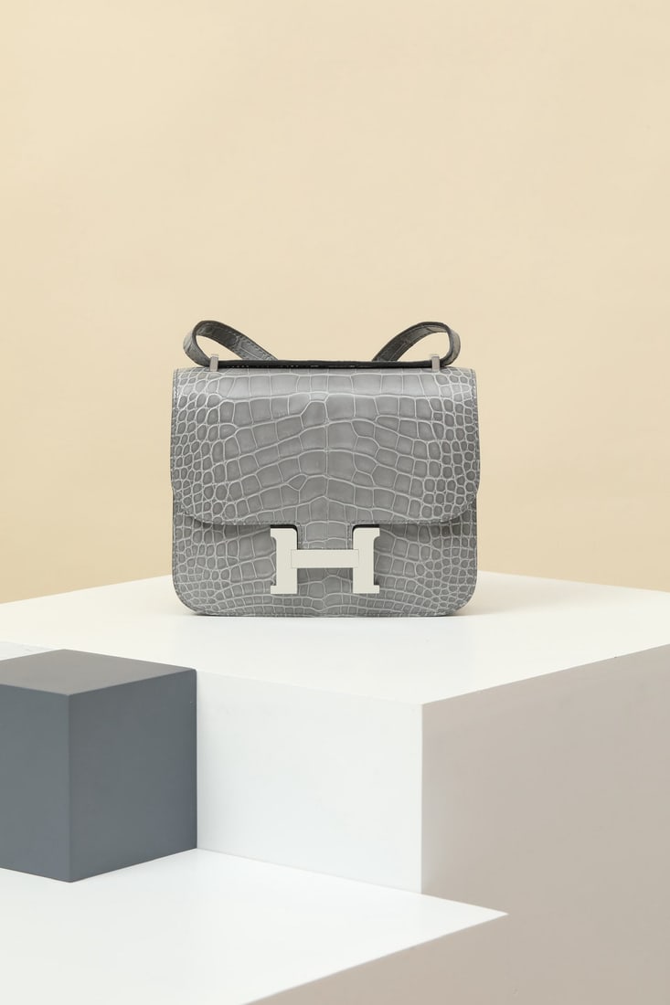 Hermes: We offer FREE SHIPPING for both domestic and international clients who bid over $500. Model: CJ19 Code: CJ1901500 Color: 0V Crystal Gray Dimensions: 19cm (L) x 15cm (D) x 5cm (W) Material: Glossy