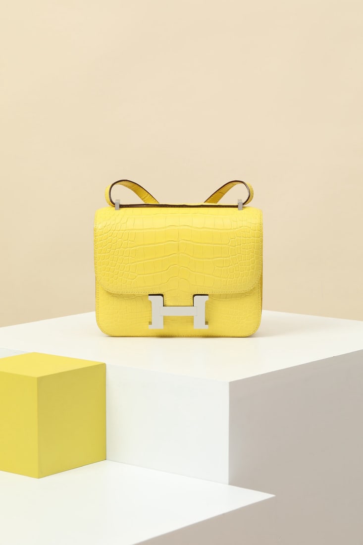 Hermes: We offer FREE SHIPPING for both domestic and international clients who bid over $500. Model: CJ19 Code: CJ1901500 Color: M9 Marigold Yellow Dimensions: 19cm (L) x 15cm (D) x 5cm (W) Material: Matte