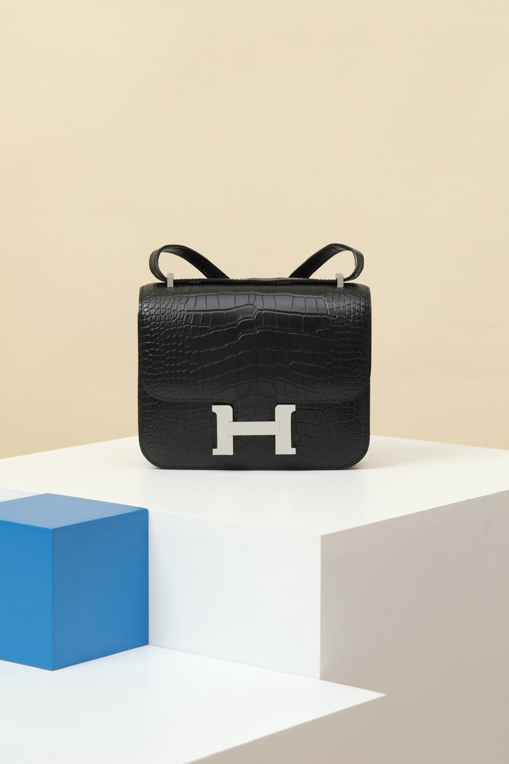 Hermes: We offer FREE SHIPPING for both domestic and international clients who bid over $500. Model: CJ19 Code: CJ1901500 Color: CK89 Black Dimensions: 19cm (L) x 15cm (D) x 5cm (W) Material: Matte Alligator