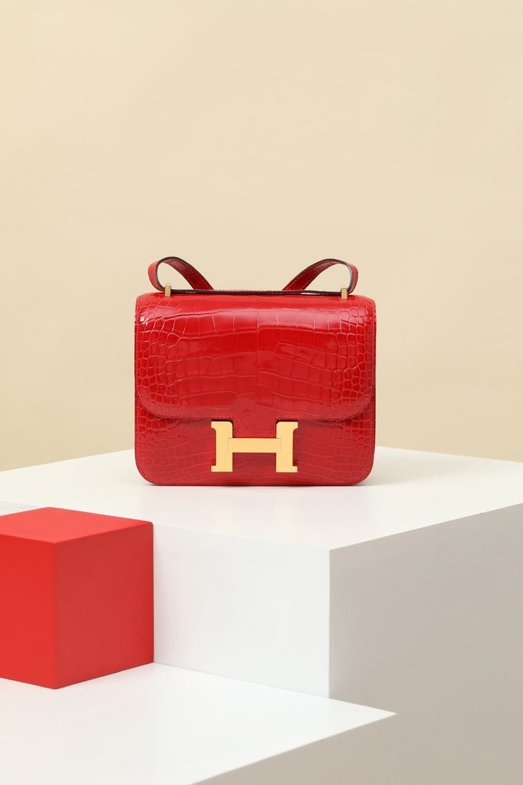 Hermes: We offer FREE SHIPPING for both domestic and international clients who bid over $500. Model: CJ19 Code: CJ1901500 Color: 95 Ferrari Red Dimensions: 19cm (L) x 15cm (D) x 5cm (W) Material: Glossy