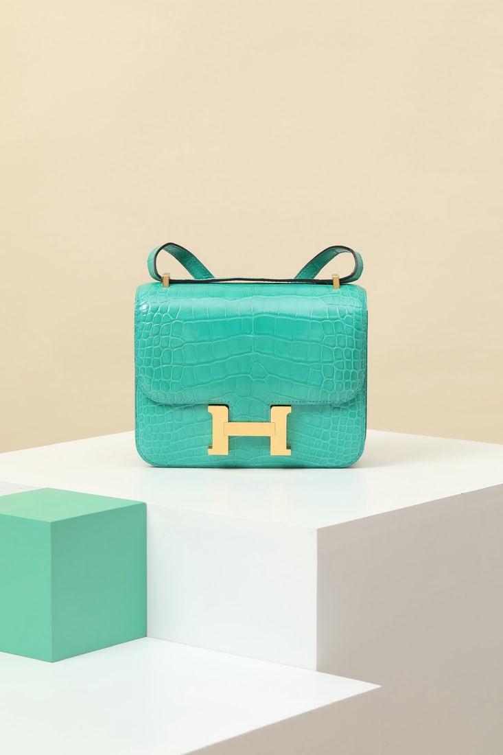 Hermes: We offer FREE SHIPPING for both domestic and international clients who bid over $500. Model: CJ19 Code: CJ1901500 Color: O6 Imperial Green Dimensions: 19cm (L) x 15cm (D) x 5cm (W) Material: Glossy Am