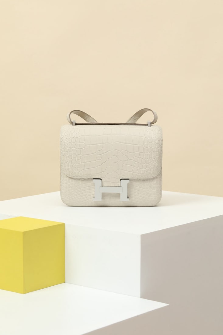 Hermes: We offer FREE SHIPPING for both domestic and international clients who bid over $500. Model: CJ19 Code: CJ1901500 Color: 8L Glacier White Dimensions: 19cm (L) x 15cm (D) x 5cm (W) Material: Matte