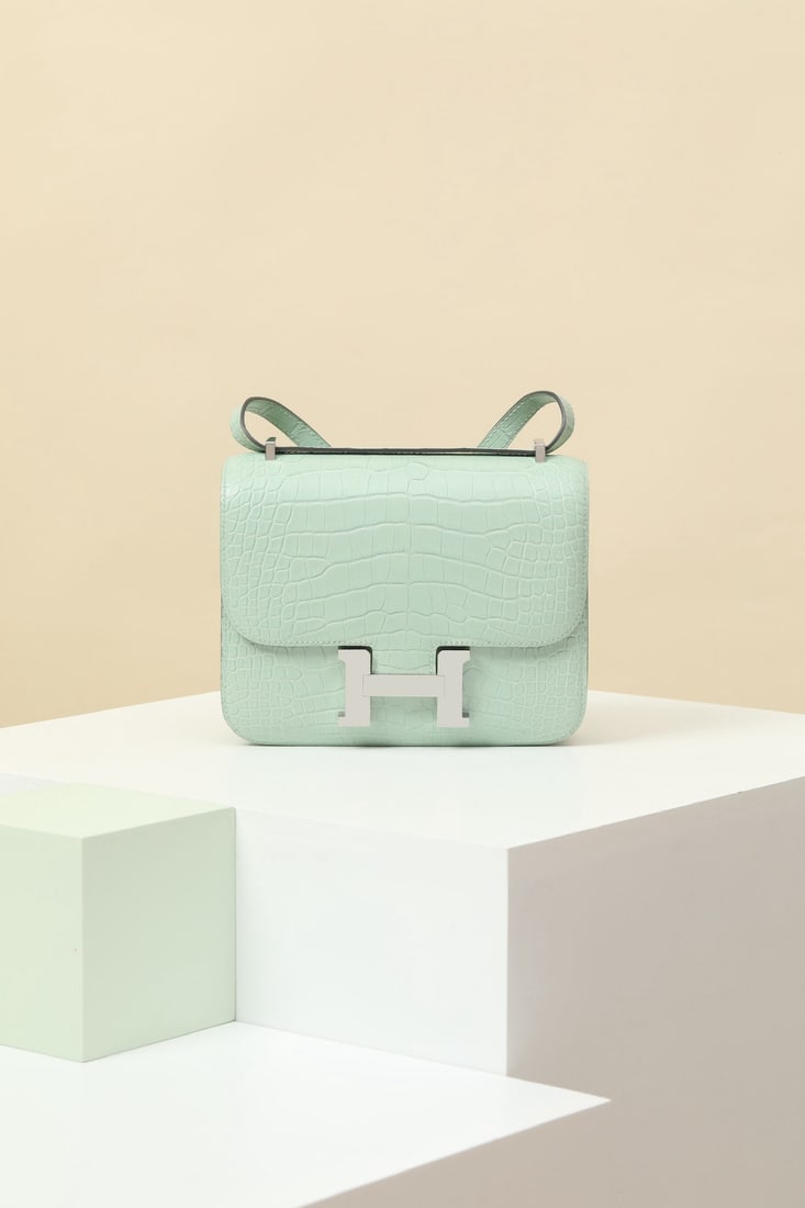 Hermes: We offer FREE SHIPPING for both domestic and international clients who bid over $500. Model: CJ19 Code: CJ1901500 Color: 6U Mint Green Dimensions: 19cm (L) x 15cm (D) x 5cm (W) Material: Matte Alligat