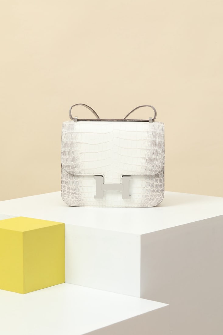 Hermes: We offer FREE SHIPPING for both domestic and international clients who bid over $500. Model: CJ19 Code: CJ1901500 Color: 01 Himalaya Dimensions: Length 19cm x Depth 15cm x Width 5cm Material: Matte Ni