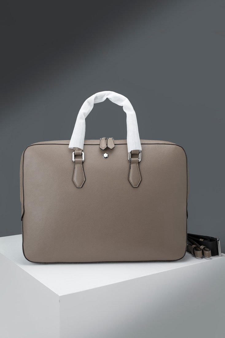 MONTBLANC Heart Series Ultra-thin Briefcase: We offer FREE SHIPPING for both domestic and international clients who bid over $500. MONTBLANC Heart Series Ultra-Thin Briefcase, Earth Brown. Material: Top Grain Cowhide. Dimensions: 38x28x7 cm. A