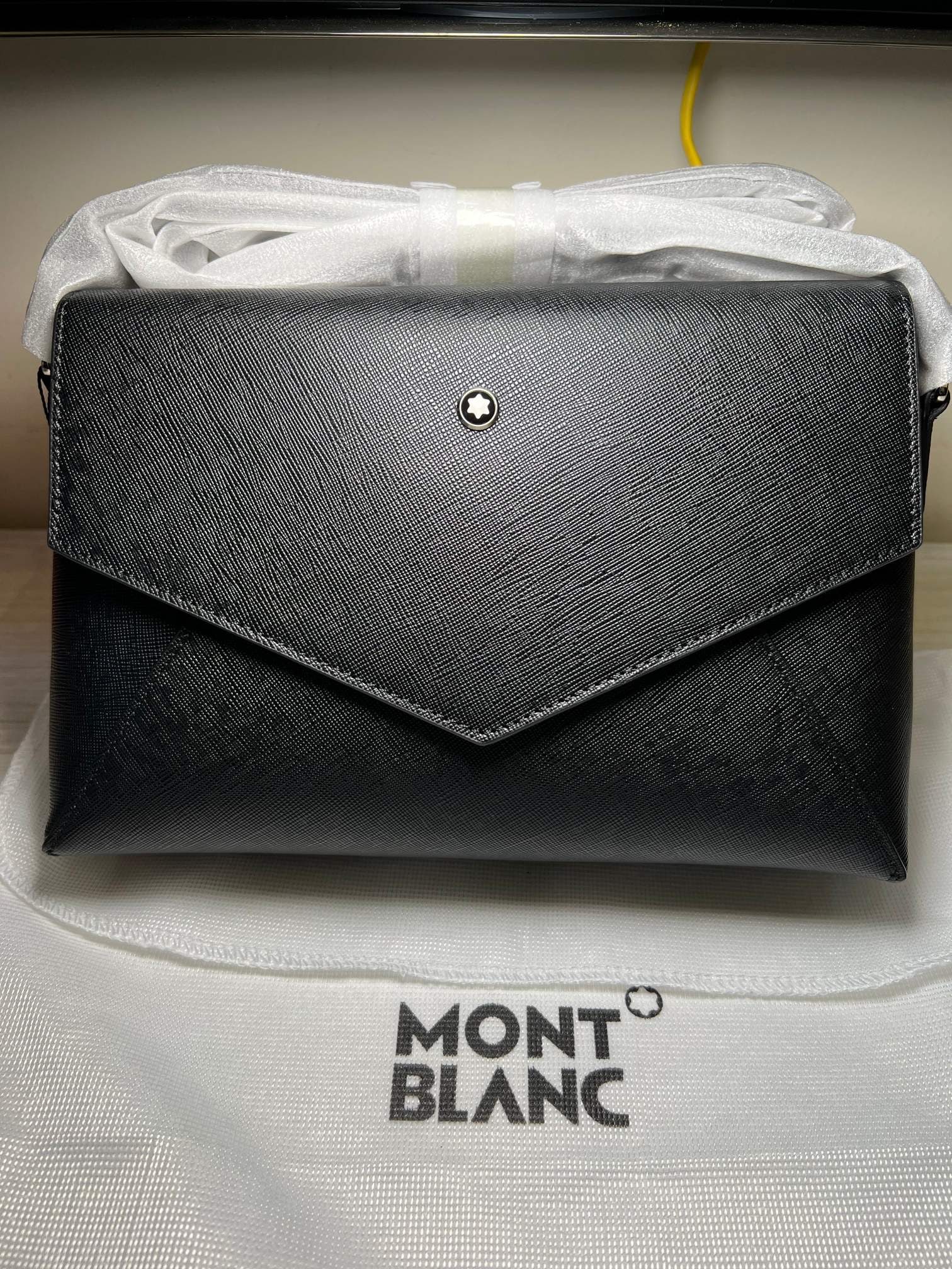 MONTBLANC Heart Series Double Pocket Bag: We offer FREE SHIPPING for both domestic and international clients who bid over $500. MONTBLANC Heart Series Double Pocket Bag, Classic Black, Material: Top Grain Cowhide, Dimensions: 25.5x17x8 cm A w