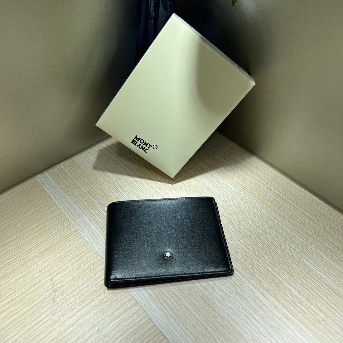 MONTBLANC Meisterstuck 6-Card Slot Wallet: We offer FREE SHIPPING for both domestic and international clients who bid over $500. MONTBLANC Meisterstuck 6-Card Slot Wallet Material: Top Grain Meisterstuck Leather A wonderful gift for you or you