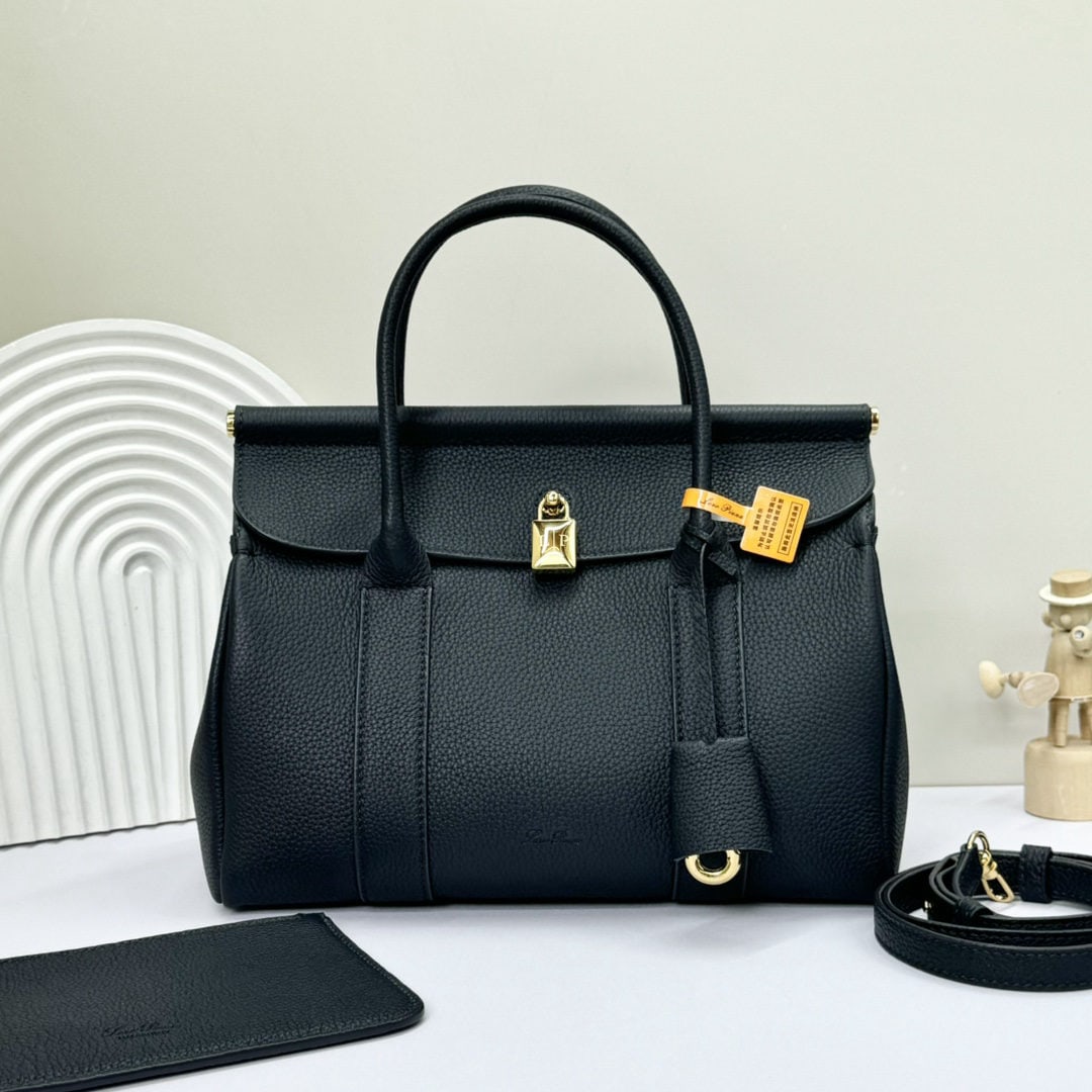 Loro piana Loro piana Loom L25 Handbag: We offer FREE SHIPPING for both domestic and international clients who bid over $500. The Loro Piana Loom L25 handbag is crafted from distinctive calfskin leather with a suede lining, offering a uniqu