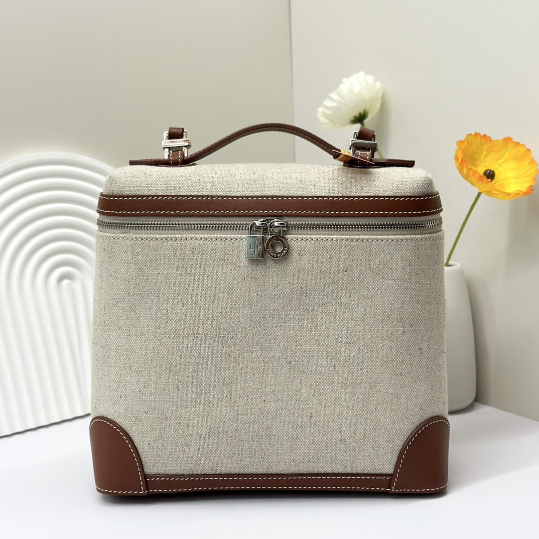 Loro piana Loro piana EXtra pocket L23.5: We offer FREE SHIPPING for both domestic and international clients who bid over $500. Loro Piana Extra Pocket L23.5 is a large-capacity square backpack in a warm brown linen color with a wide opening.