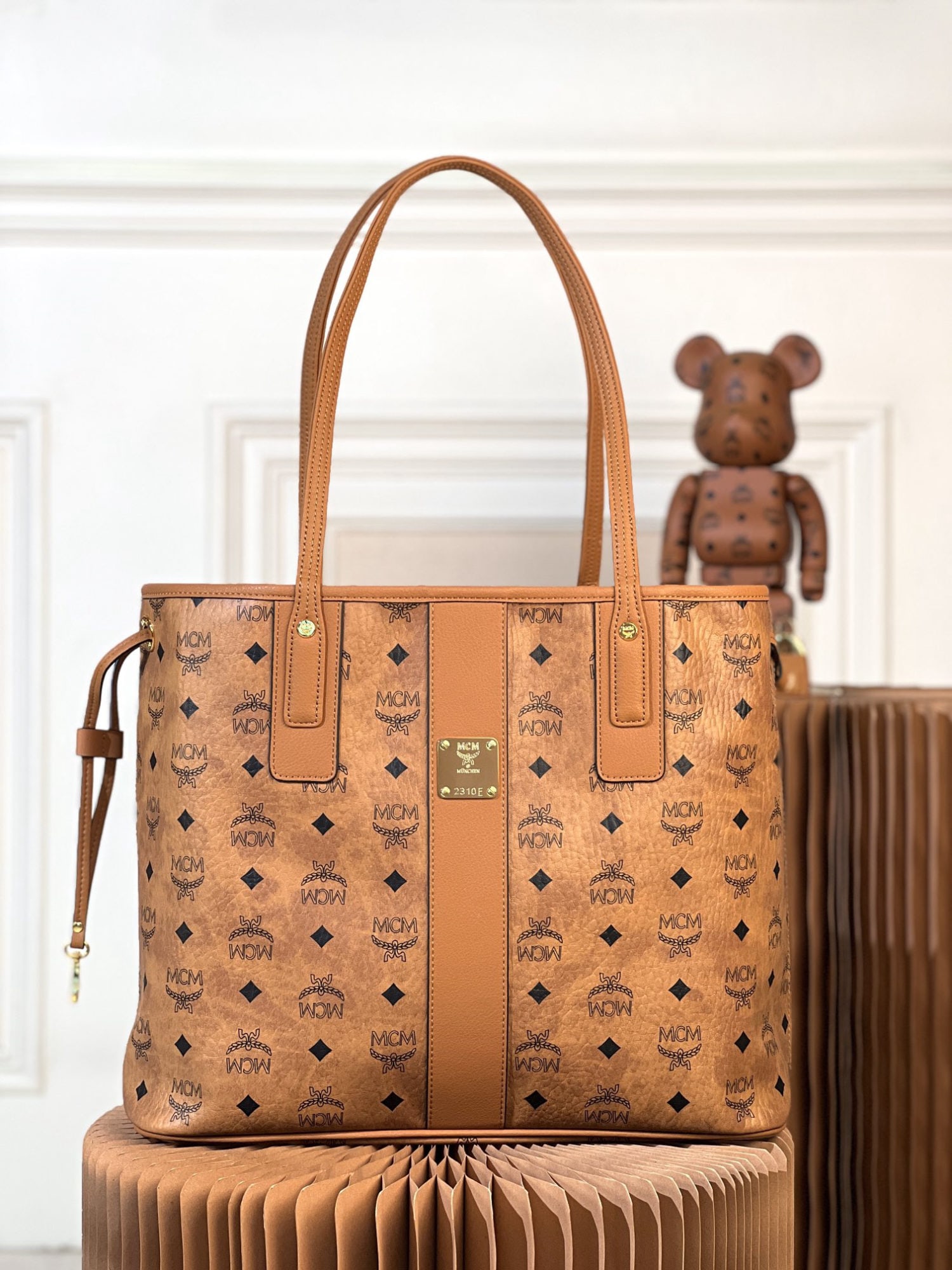 MCM bags: We offer FREE SHIPPING for both domestic and international clients who bid over $500. This practical tote bag is crafted from classic Visetos material, trimmed with Nappa leather, and easily flips