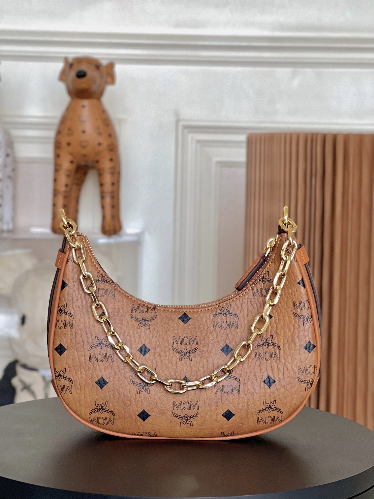 MCM underarm bag: We offer FREE SHIPPING for both domestic and international clients who bid over $500. The underarm bag, also known as the crescent bag, is a new interpretation of the classic MCM design. Size: 260mm x