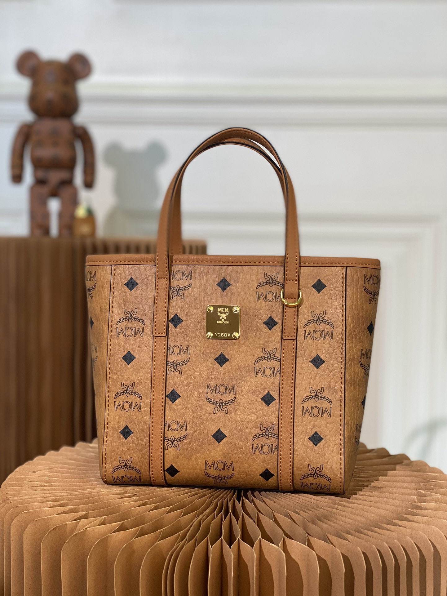 MCM Shopping Basket: We offer FREE SHIPPING for both domestic and international clients who bid over $500. This classic shopping basket features spacious compartments both inside and out for storing your small essentials.