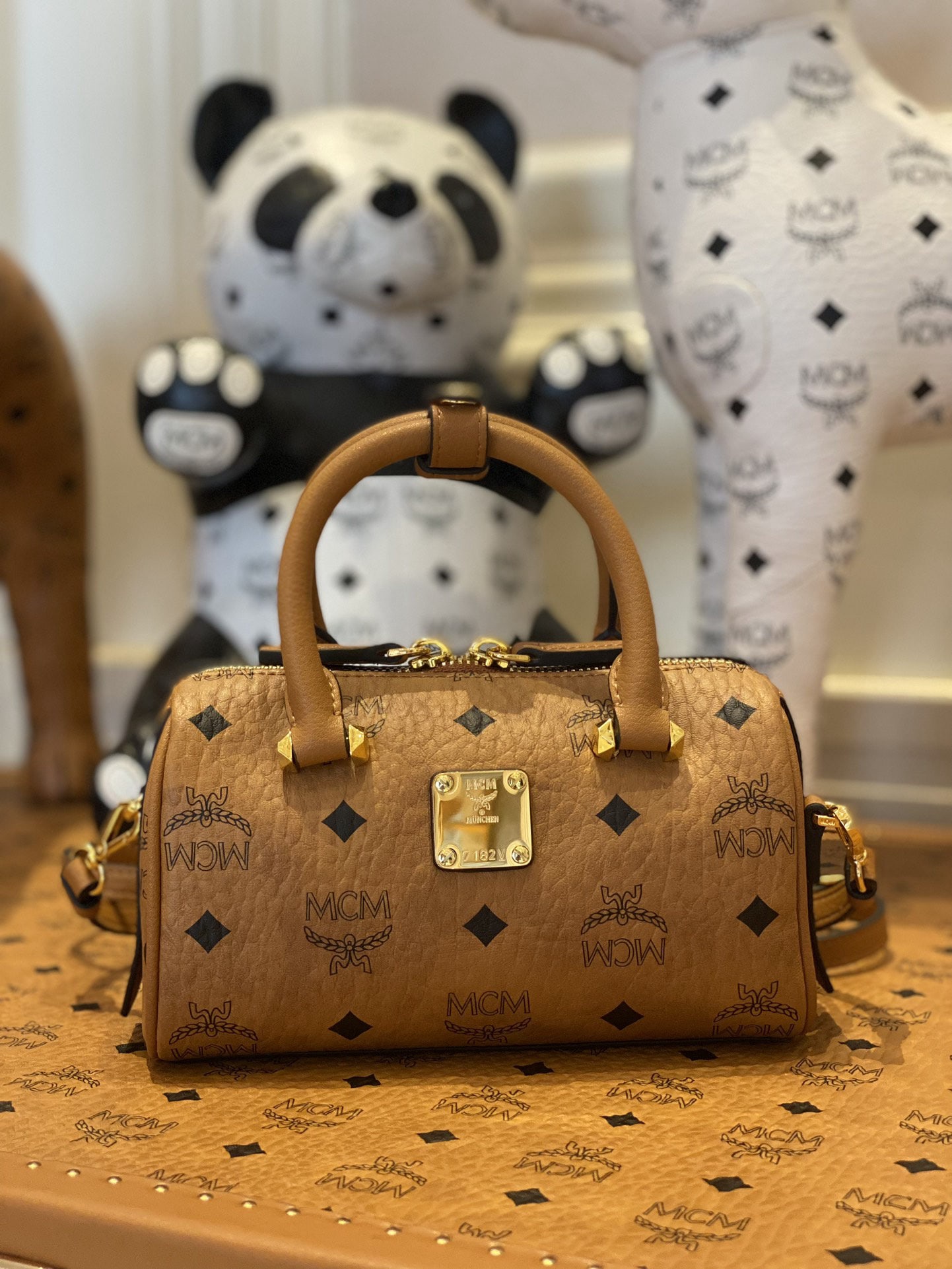 MCM Boston bags: We offer FREE SHIPPING for both domestic and international clients who bid over $500. The Boston bag is crafted from classic Visetos material, featuring clean, sharp lines and an extended zipper for