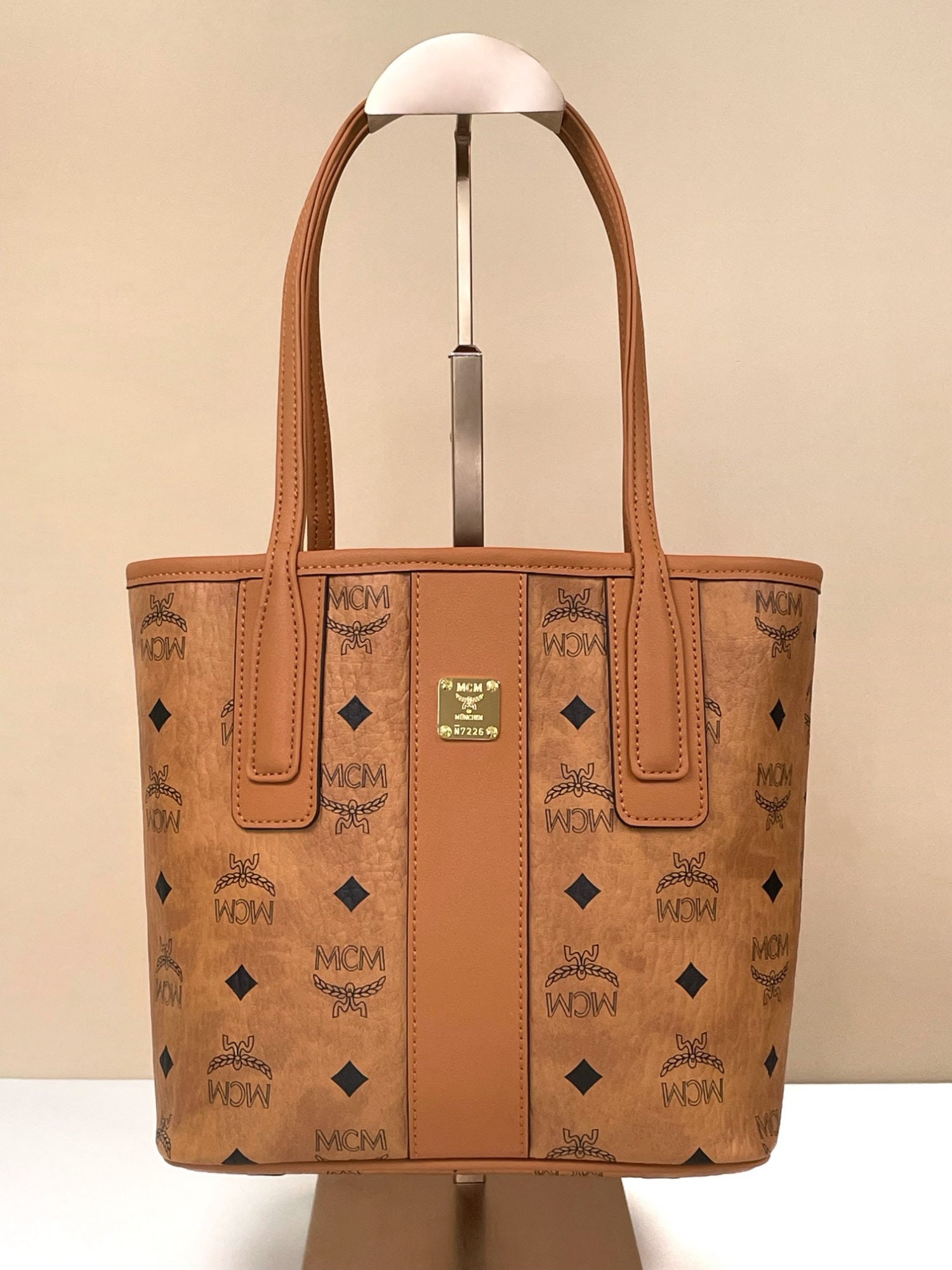 MCM bags: We offer FREE SHIPPING for both domestic and international clients who bid over $500. The classic MCM Mini Shopper, in a modern minimalist form, scales down the iconic Liz silhouette while retaining