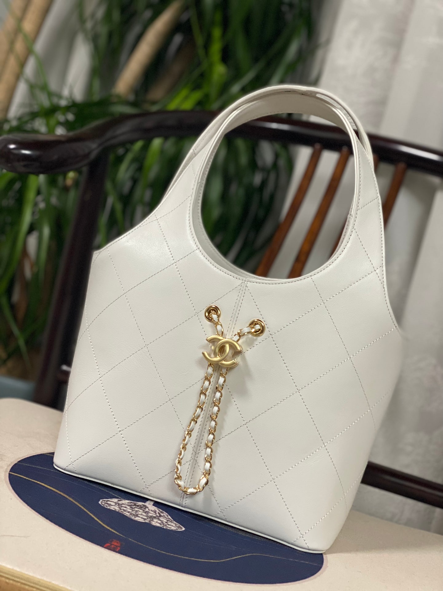 CHANEL's 2026 Early Spring Collection Leather "Basket Bag": We offer FREE SHIPPING for both domestic and international clients who bid over $500. CHANEL's 2026 early spring collection "basket bag" is made of fine and durable calfskin. It features vintage gold 