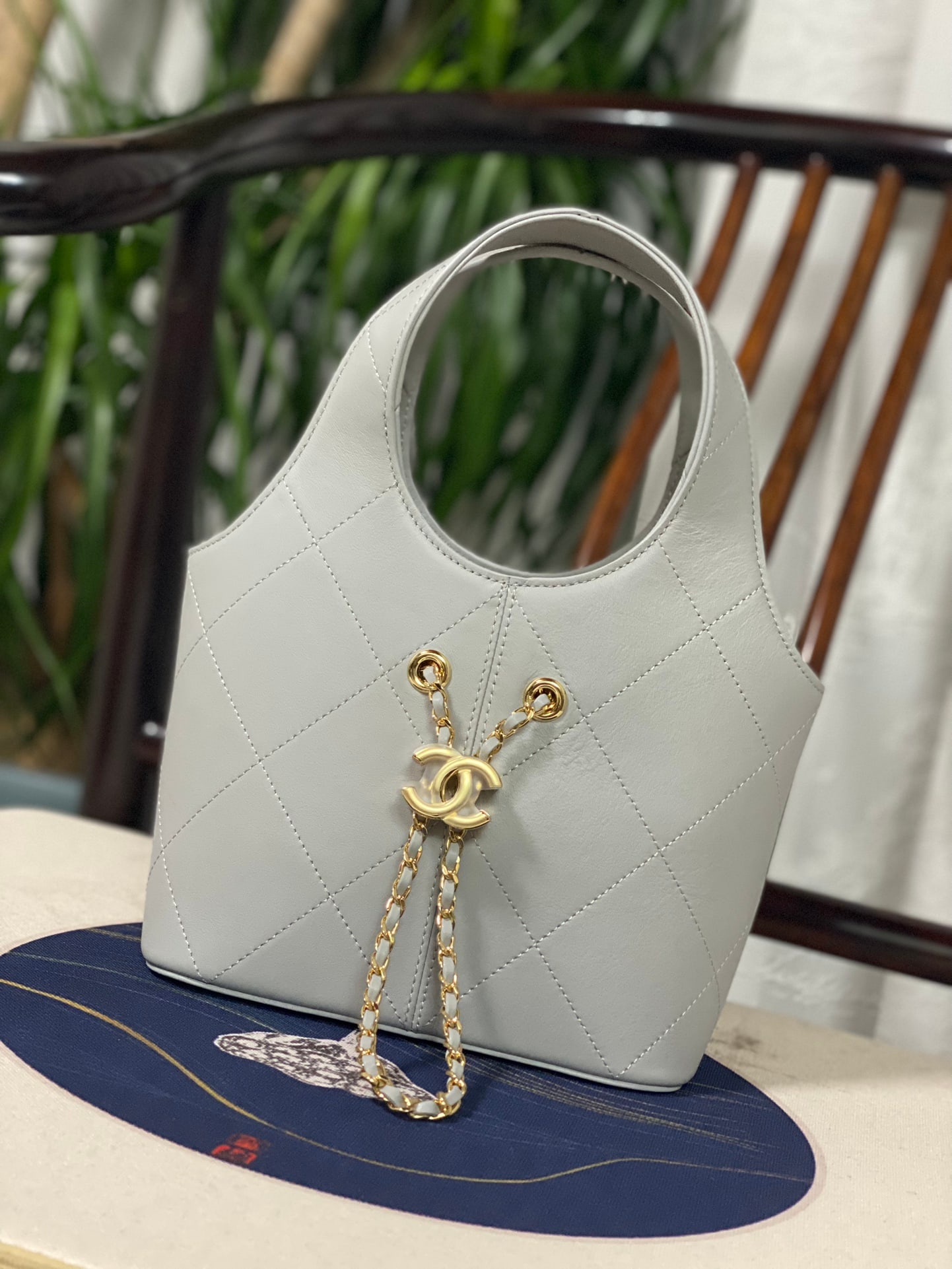 CHANEL's 2026 Early Spring Collection Leather "Basket Bag": We offer FREE SHIPPING for both domestic and international clients who bid over $500. CHANEL's 2026 early spring collection "basket bag" is made of fine and durable calfskin. It features vintage gold 