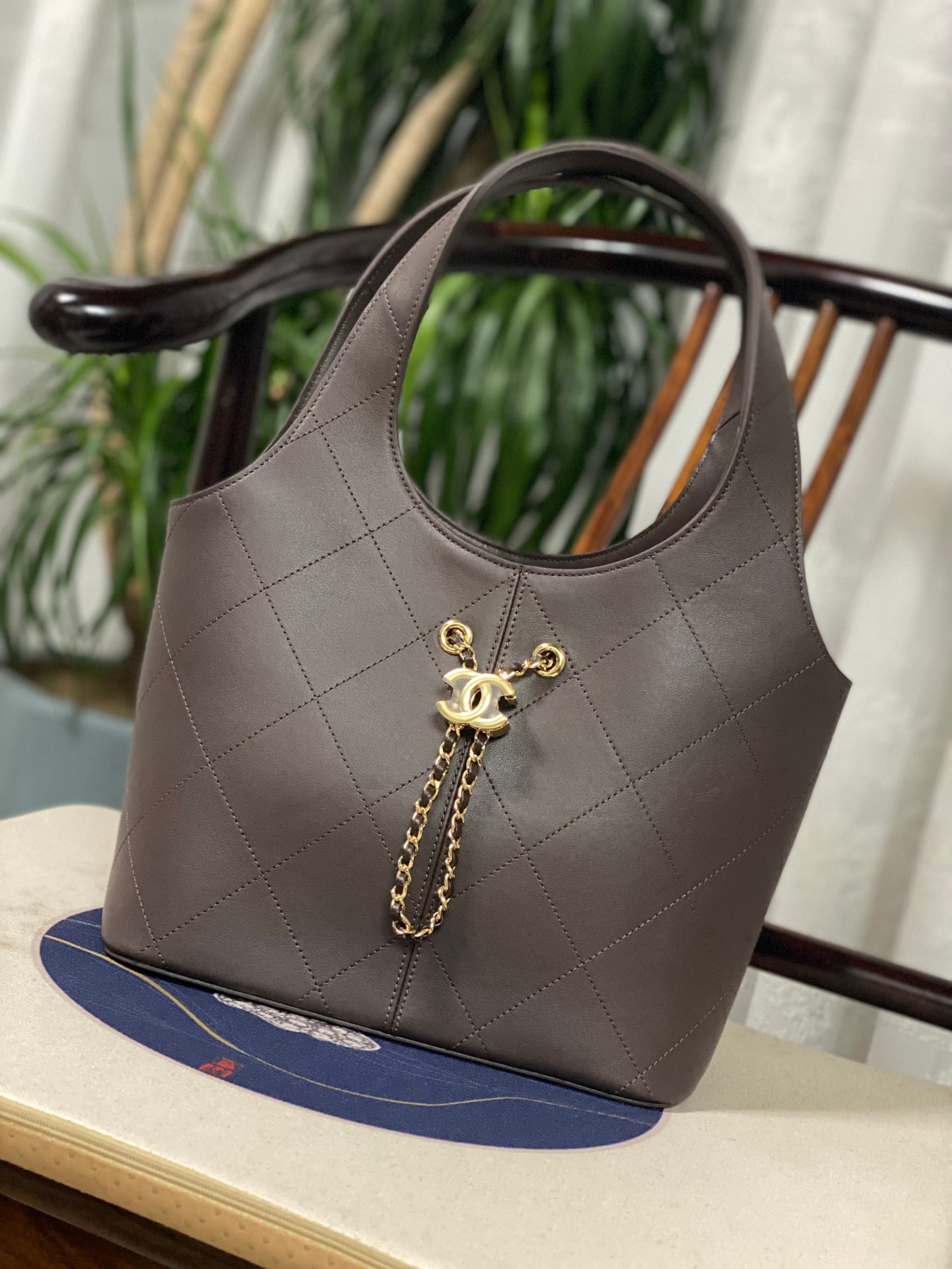 CHANEL's 2027 Early Spring Collection Leather "Basket Bag": We offer FREE SHIPPING for both domestic and international clients who bid over $500. CHANEL's 2026 early spring collection "basket bag" is made of fine and durable calfskin. It features vintage gold 