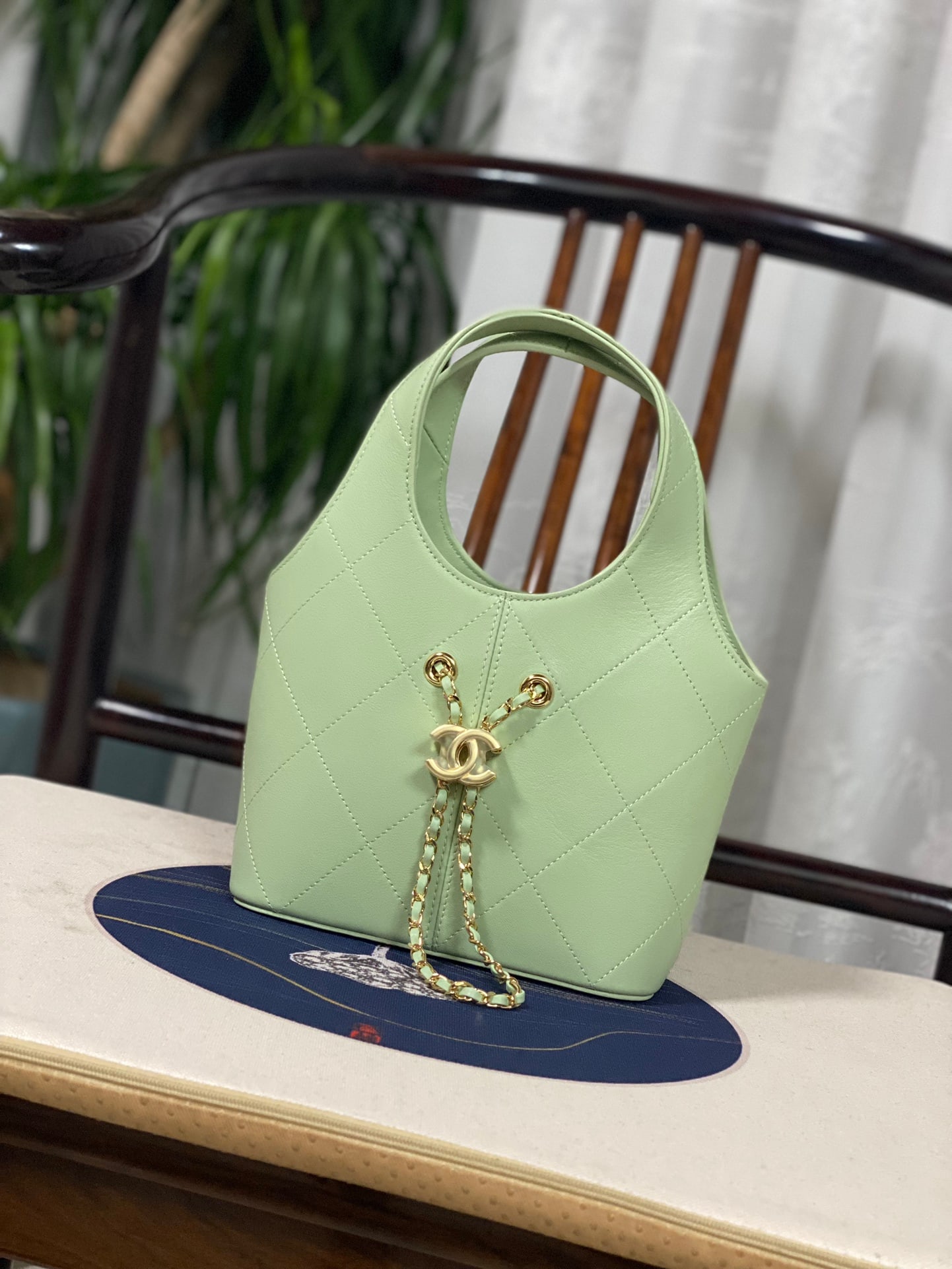 CHANEL's 2028 Early Spring Collection Leather "Basket Bag": We offer FREE SHIPPING for both domestic and international clients who bid over $500. CHANEL's 2026 early spring collection "basket bag" is made of fine and durable calfskin. It features vintage gold 