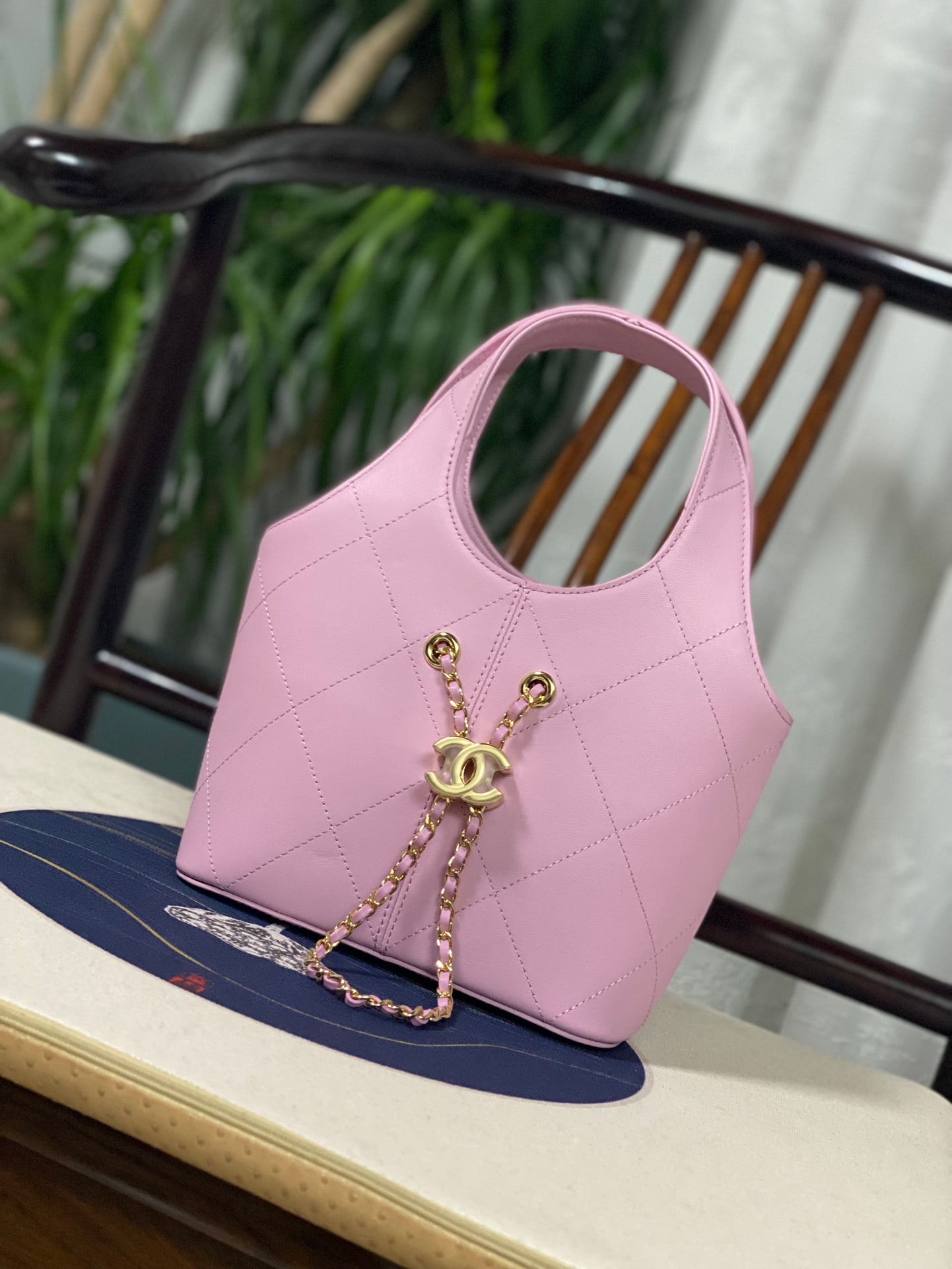 CHANEL's 2029 Early Spring Collection Leather "Basket Bag": We offer FREE SHIPPING for both domestic and international clients who bid over $500. CHANEL's 2026 early spring collection "basket bag" is made of fine and durable calfskin. It features vintage gold 
