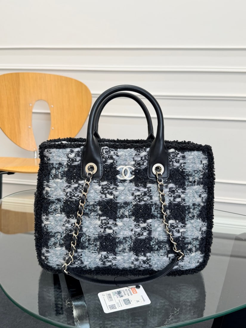CHANEL: We offer FREE SHIPPING for both domestic and international clients who bid over $500. The unique texture of tweed makes every touch a tactile experience. Compared to smooth leather, it has an inherent