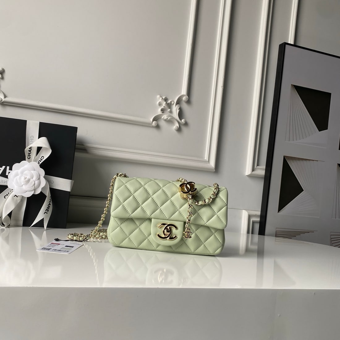The exquisite light gold CHANEL double C buckle: We offer FREE SHIPPING for both domestic and international clients who bid over $500. The CHANEL CF series features a stunning light gold double C buckle on lambskin leather with a light gold metal ch