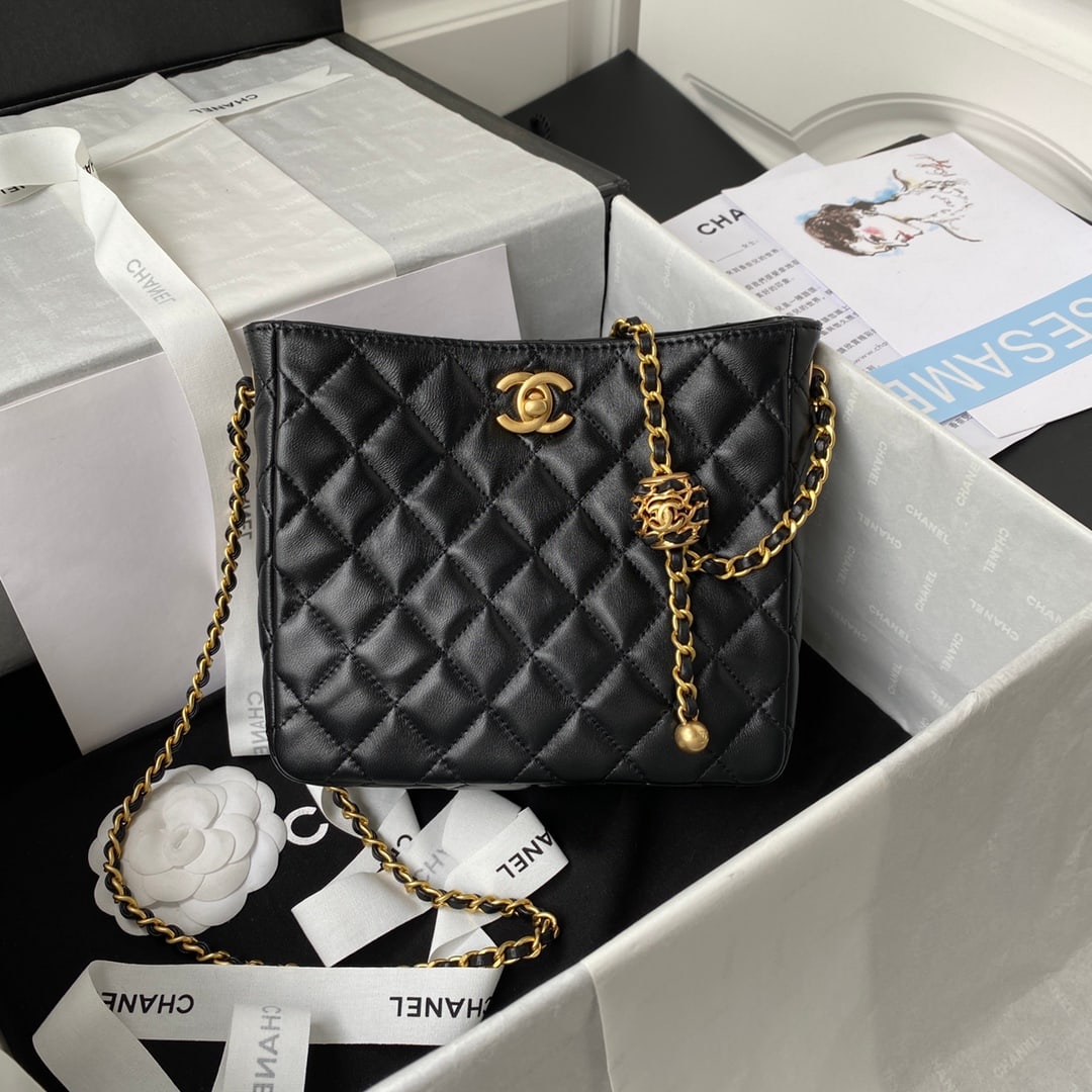 CHANEL 2022 Early Spring New Hippie Bag: We offer FREE SHIPPING for both domestic and international clients who bid over $500. CHANEL 2022 Early Spring Hobo Handbag: A Must-Have! This new CHANEL 2022 Early Spring hippie bag features a walnut