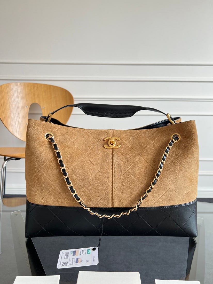 CHANEL suede bag: We offer FREE SHIPPING for both domestic and international clients who bid over $500. This suede bag combines premium suede with smooth lambskin, featuring a quilted pattern and the classic double C l