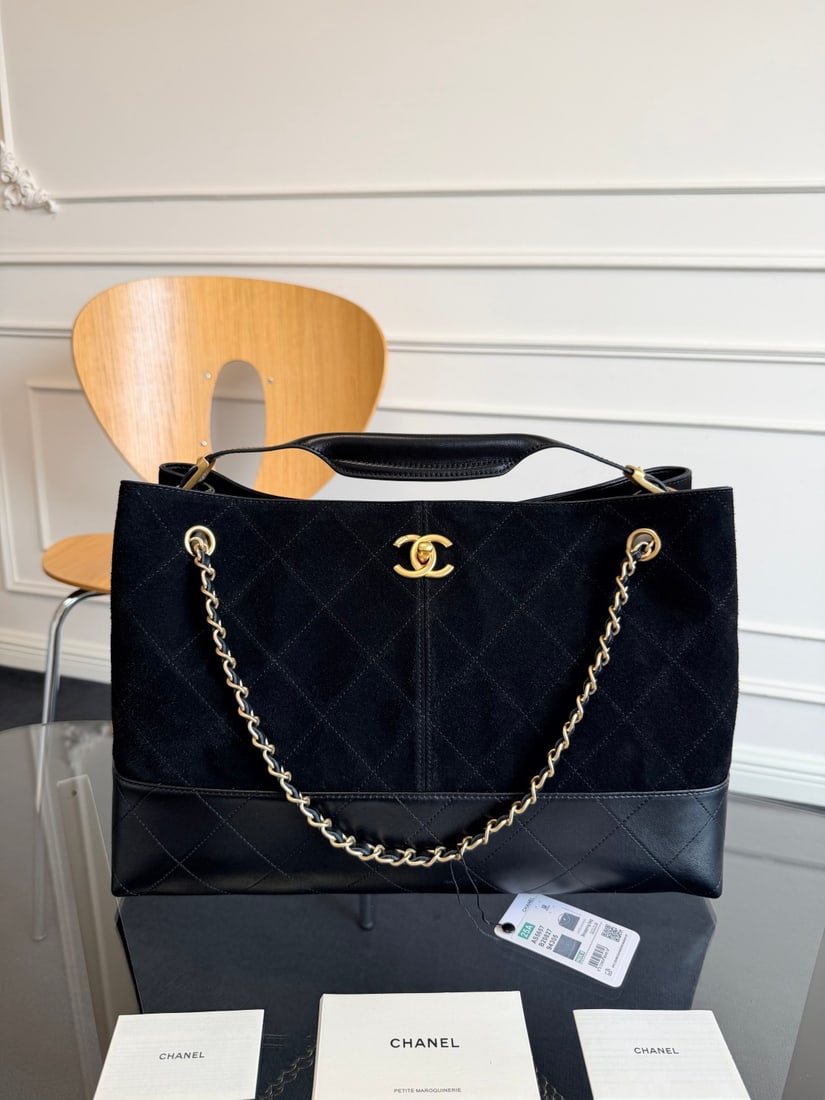 CHANEL suede bag: We offer FREE SHIPPING for both domestic and international clients who bid over $500. This suede bag combines premium suede with smooth lambskin, featuring a quilted pattern and the classic double C l