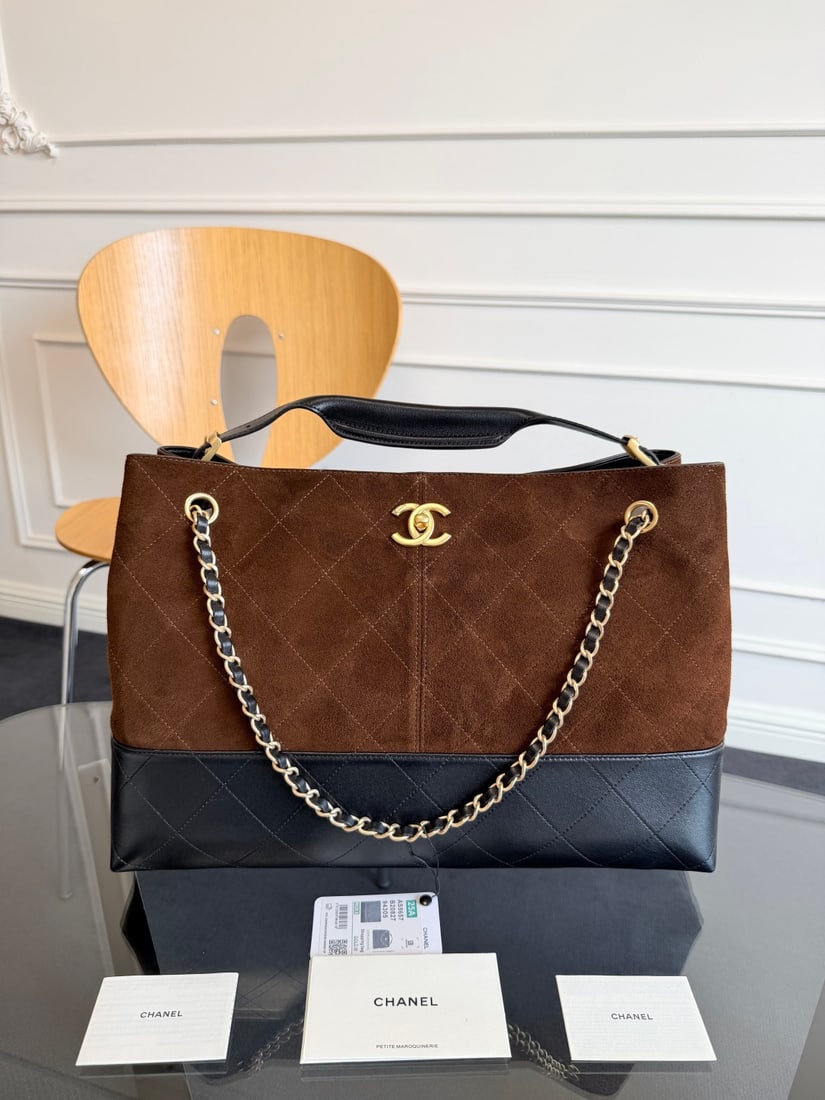 CHANEL suede bag: We offer FREE SHIPPING for both domestic and international clients who bid over $500. This suede bag combines premium suede with smooth lambskin, featuring a quilted pattern and the classic double C l