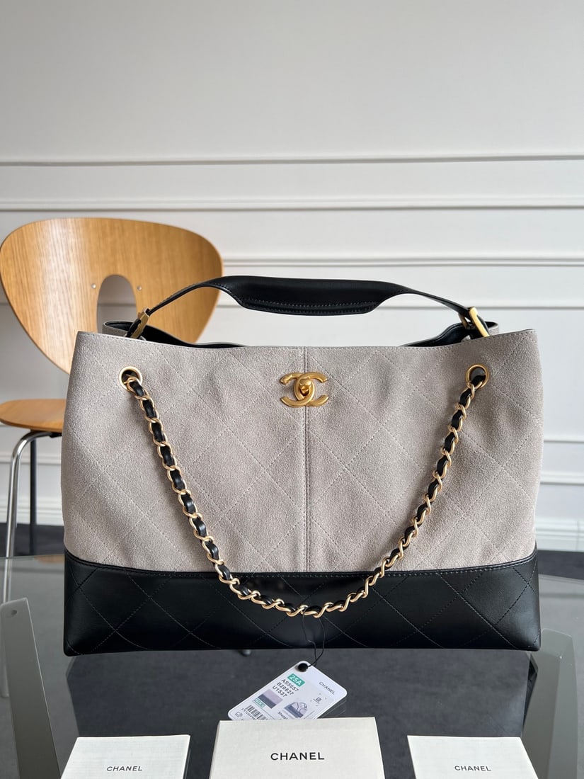 CHANEL suede bag: We offer FREE SHIPPING for both domestic and international clients who bid over $500. This suede bag combines premium suede with smooth lambskin, featuring a quilted pattern and the classic double C l