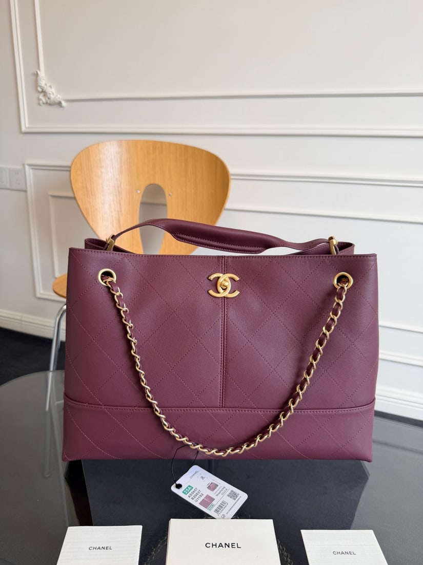 CHANEL: We offer FREE SHIPPING for both domestic and international clients who bid over $500. The combination of premium smooth calfskin and diamond quilting with the classic double C logo creates an understa