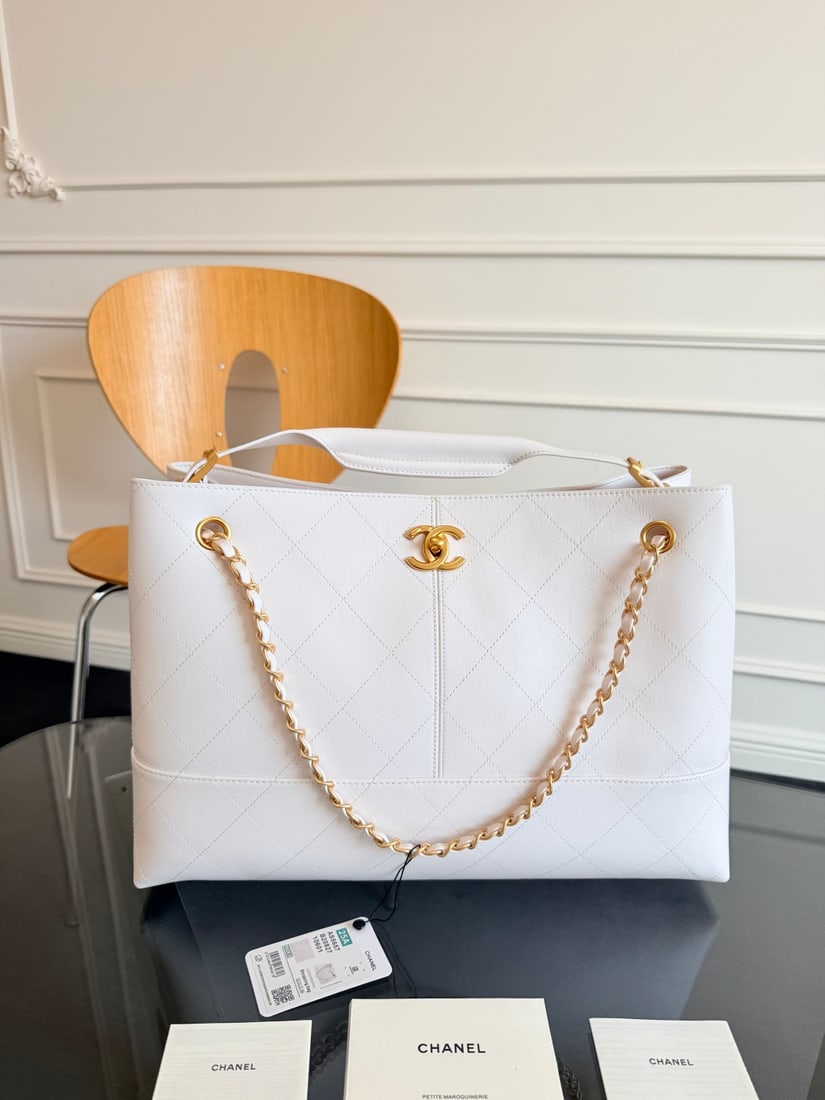 CHANEL: We offer FREE SHIPPING for both domestic and international clients who bid over $500. The combination of premium smooth calfskin and diamond quilting with the classic double C logo creates an understa