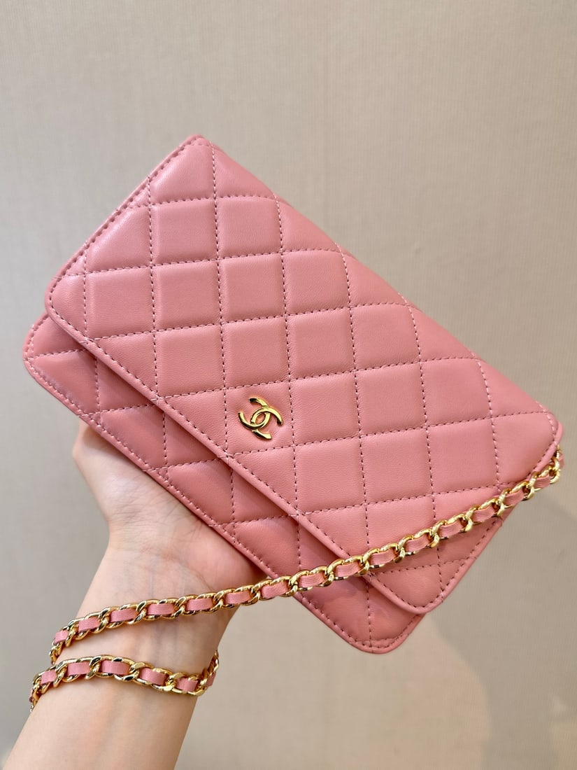 CHANEL: We offer FREE SHIPPING for both domestic and international clients who bid over $500. Soft sheepskin, with a soft feel. A wonderful gift for you or your loved one. Currencies including USD, CAD, GBP, 