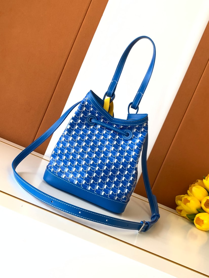 Moynat Canvas Bucket Bag: We offer FREE SHIPPING for both domestic and international clients who bid over $500. The Canvas series bucket bag is an urban and timeless creation. Moynat's "M" bucket bag highlights its casual styl
