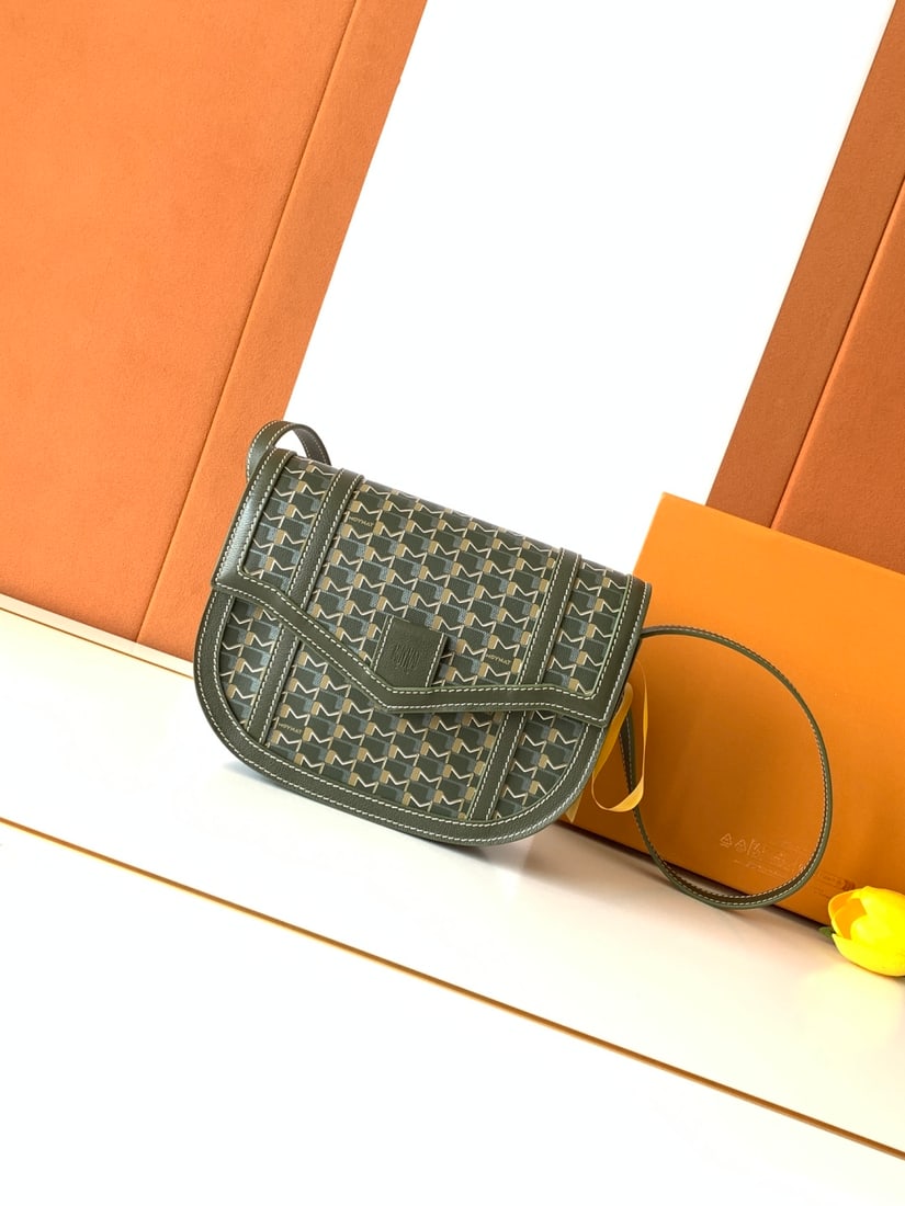 Moynat Canvas Saddle Bag: We offer FREE SHIPPING for both domestic and international clients who bid over $500. The Canvas Saddle Bag is a timeless and elegant classic. Moynat's "M" Saddle Bag boasts smooth, harmonious lines, 
