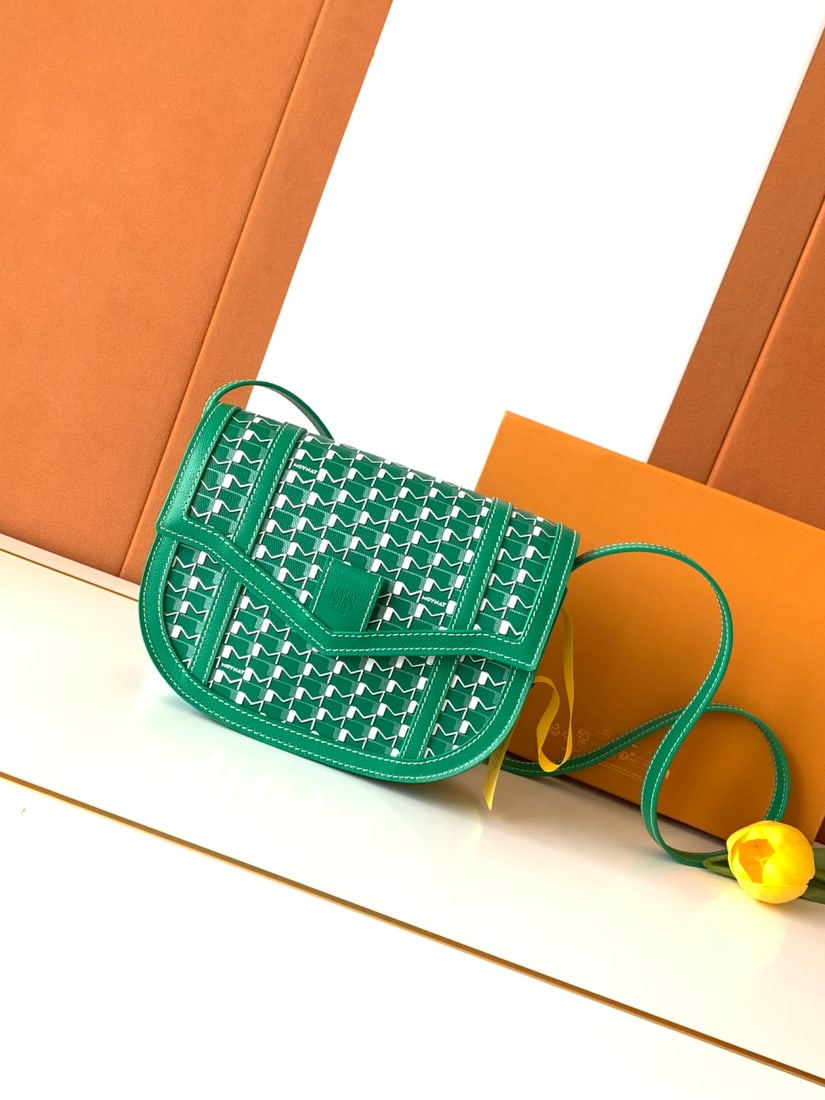 Moynat Canvas Saddle Bag: We offer FREE SHIPPING for both domestic and international clients who bid over $500. The Canvas Saddle Bag is a timeless and elegant classic. Moynat's "M" Saddle Bag boasts smooth, harmonious lines, 