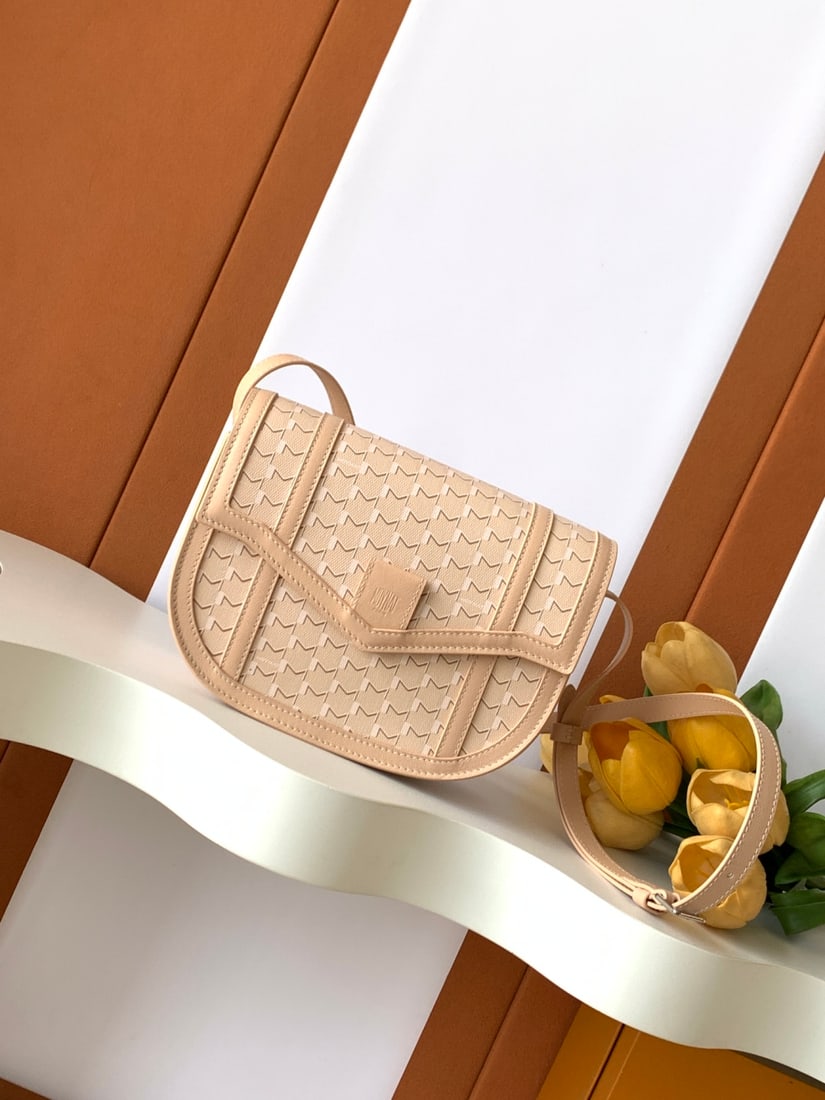 Moynat Canvas Saddle Bag: We offer FREE SHIPPING for both domestic and international clients who bid over $500. The Canvas Saddle Bag is a timeless and elegant classic. Moynat's "M" Saddle Bag boasts smooth, harmonious lines, 