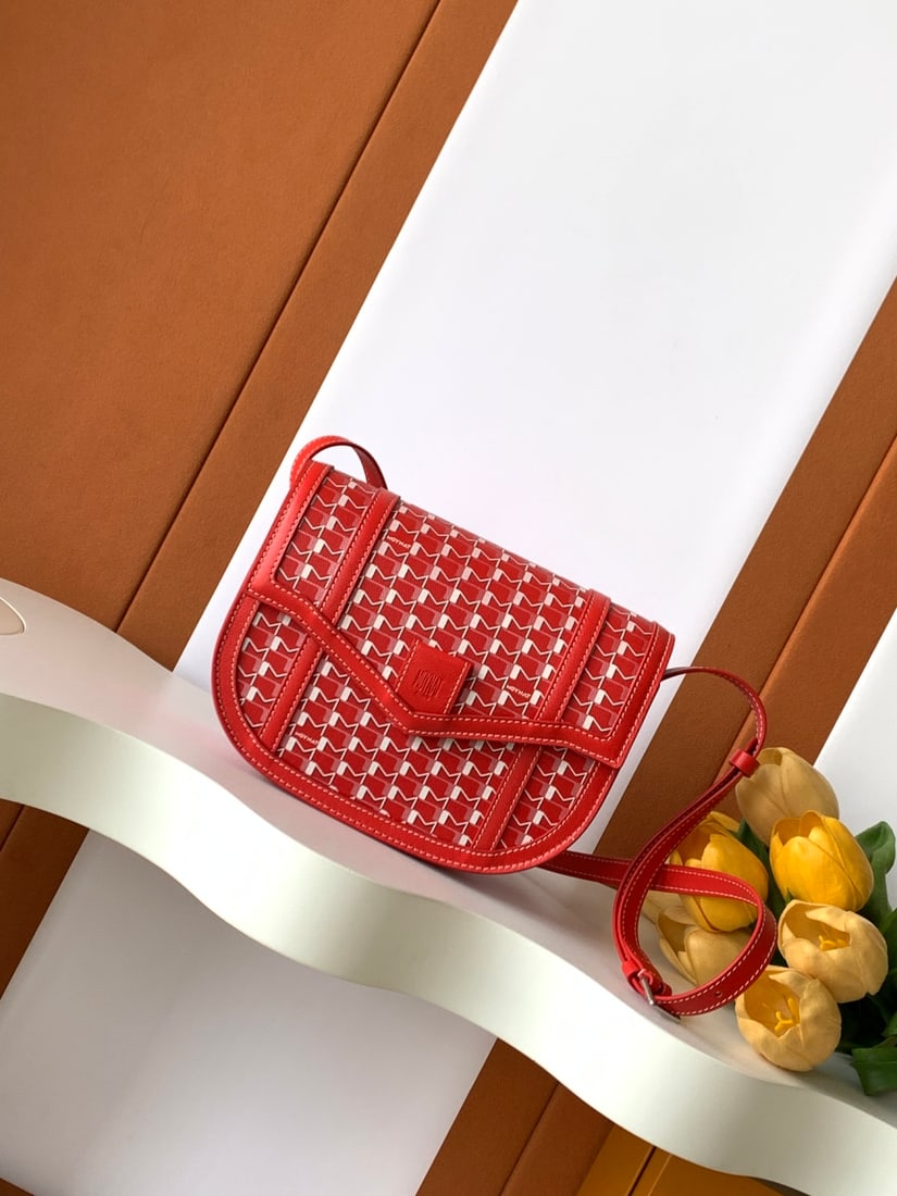 Moynat Canvas Saddle Bag: We offer FREE SHIPPING for both domestic and international clients who bid over $500. The Canvas Saddle Bag is a timeless and elegant classic. Moynat's "M" Saddle Bag boasts smooth, harmonious lines, 