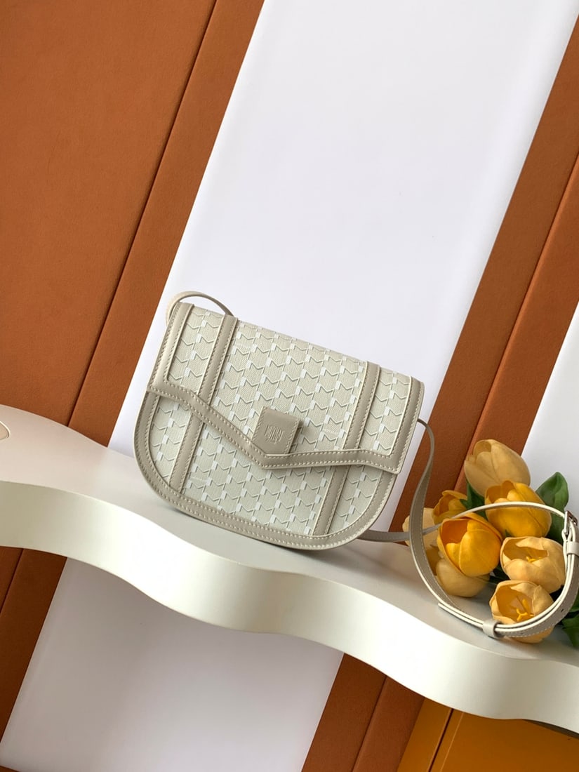Moynat Canvas Saddle Bag: We offer FREE SHIPPING for both domestic and international clients who bid over $500. The Canvas Saddle Bag is a timeless and elegant classic. Moynat's "M" Saddle Bag boasts smooth, harmonious lines, 
