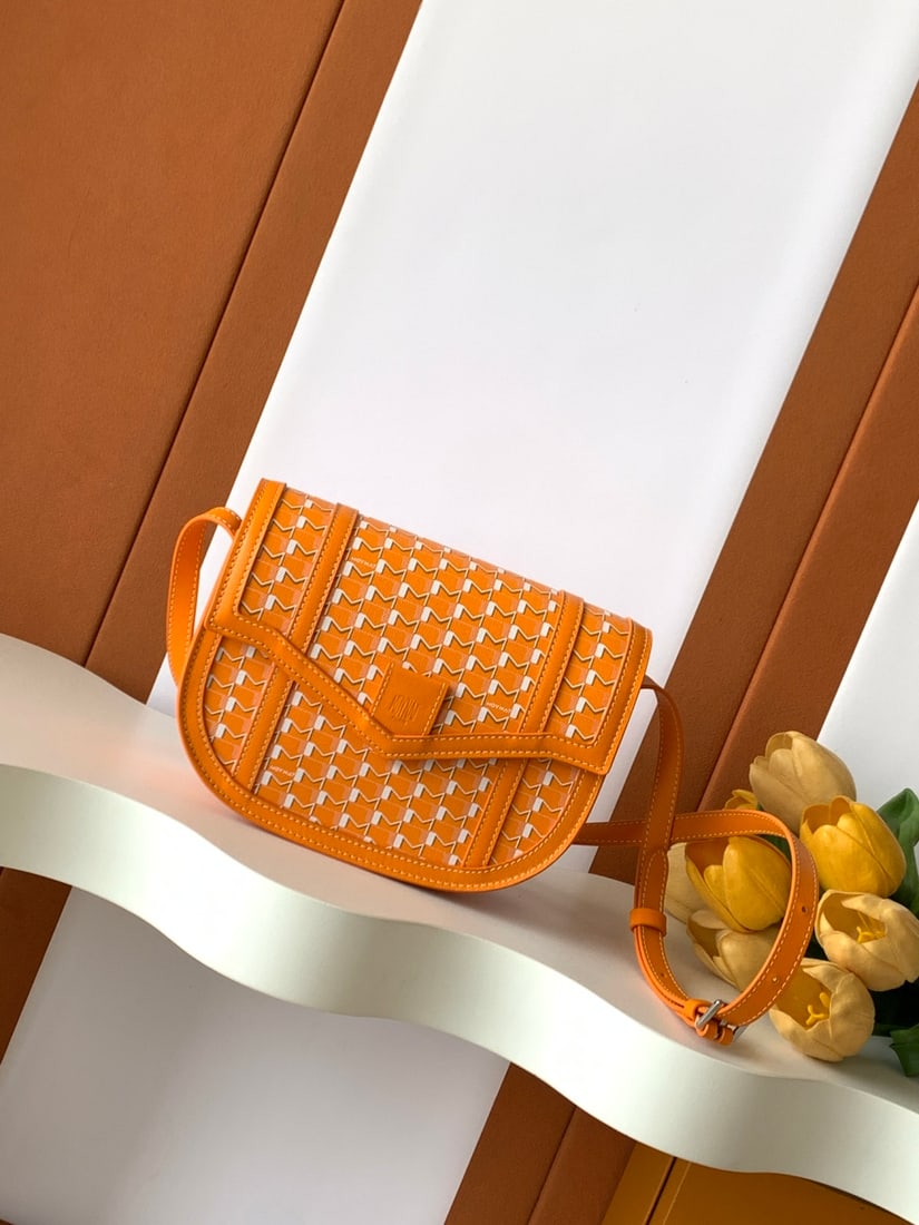 Moynat Canvas Saddle Bag: We offer FREE SHIPPING for both domestic and international clients who bid over $500. The Canvas Saddle Bag is a timeless and elegant classic. Moynat's "M" Saddle Bag boasts smooth, harmonious lines, 