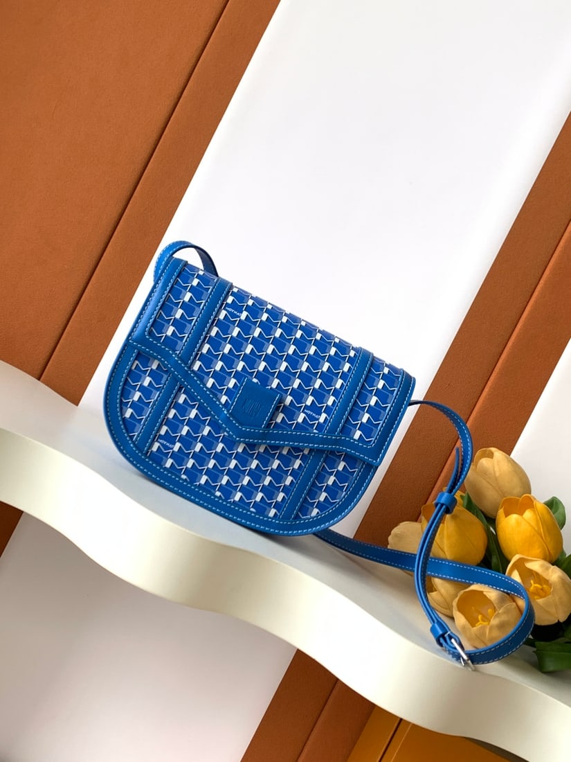 Moynat Canvas Saddle Bag: We offer FREE SHIPPING for both domestic and international clients who bid over $500. The Canvas Saddle Bag is a timeless and elegant classic. Moynat's "M" Saddle Bag boasts smooth, harmonious lines, 