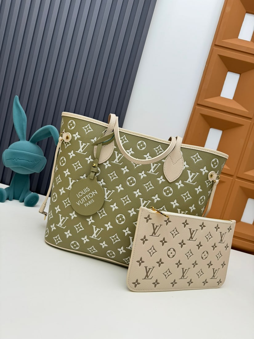 Neverfull Medium Handbag: We offer FREE SHIPPING for both domestic and international clients who bid over $500. As a member of the Monogram Empreinte collection, this Neverfull medium-sized handbag features a striking